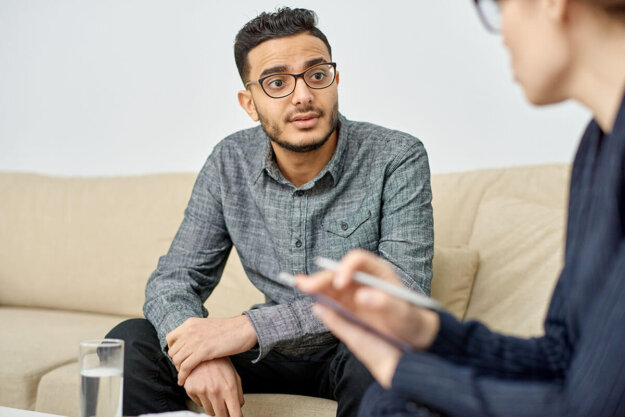 Lamictal vs. Lithium For Bipolar Disorder counselor discussing lamictal vs lithium with client
